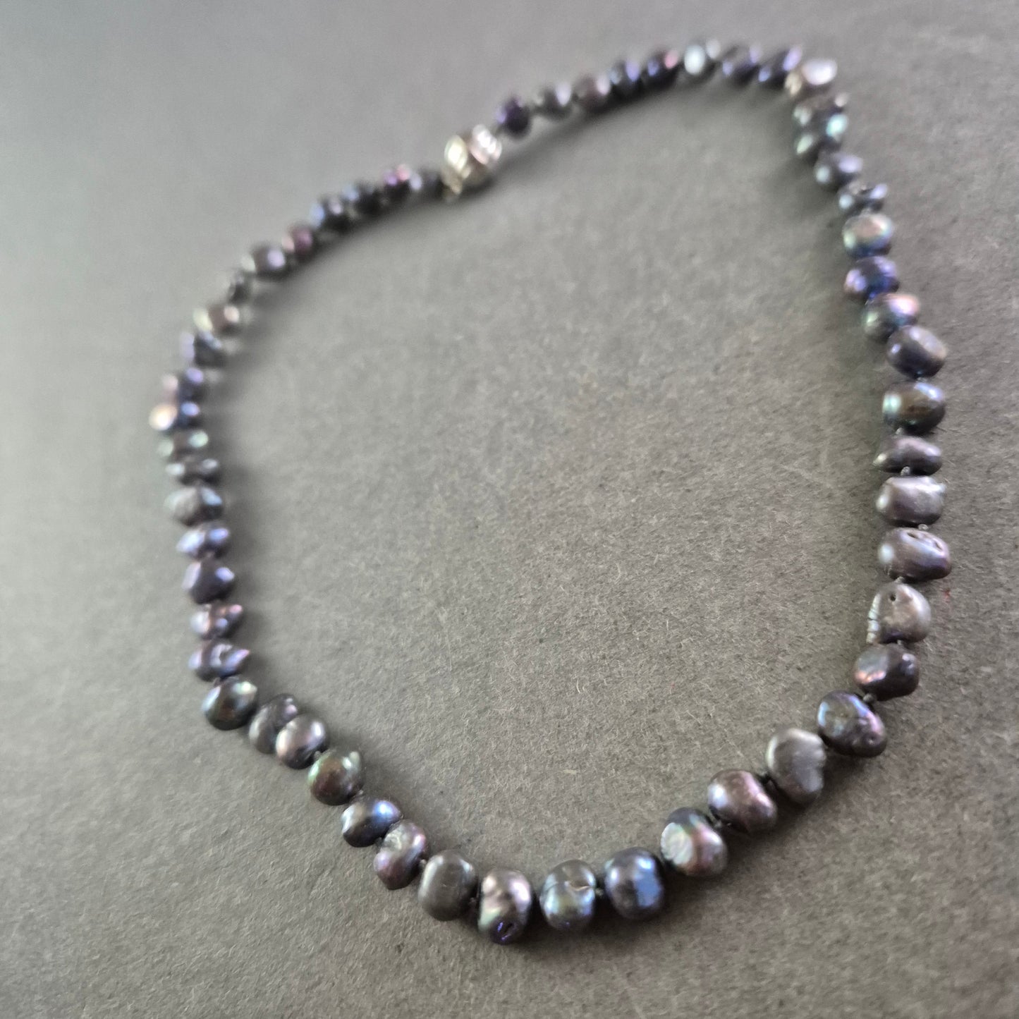 Echte Süßwasserperlen Halskette – Dunkel schimmernd mit 925er Silberverschluss