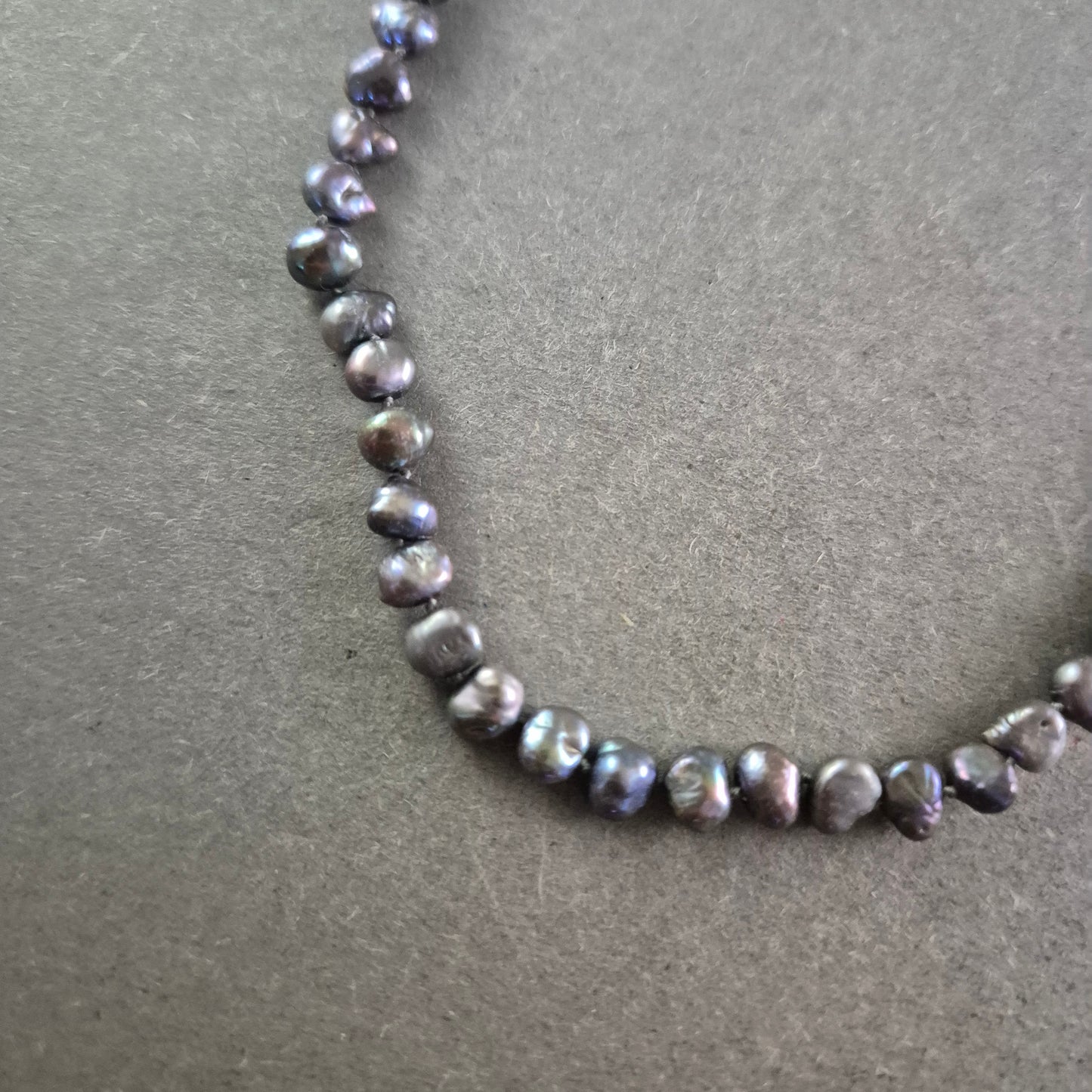 Echte Süßwasserperlen Halskette – Dunkel schimmernd mit 925er Silberverschluss