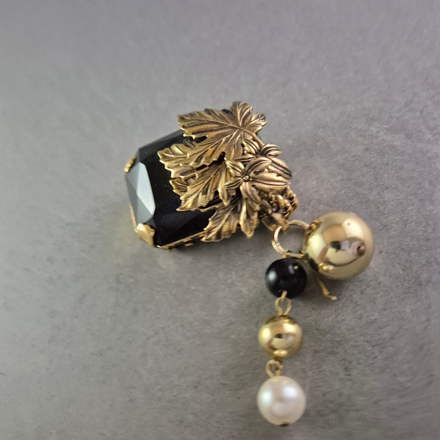 Vintage Brosche „Made in Germany“ – Goldfarbene Blätter mit Anhänger