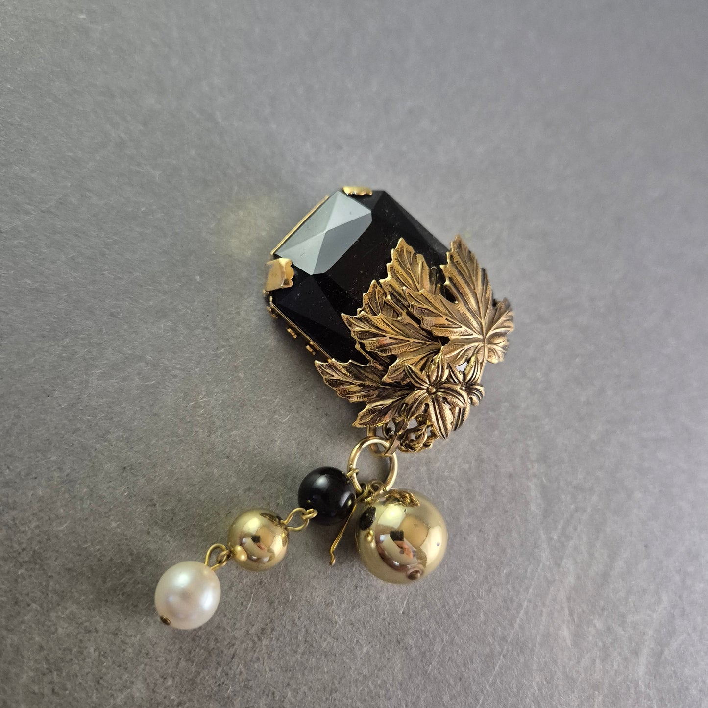 Vintage Brosche „Made in Germany“ – Goldfarbene Blätter mit Anhänger