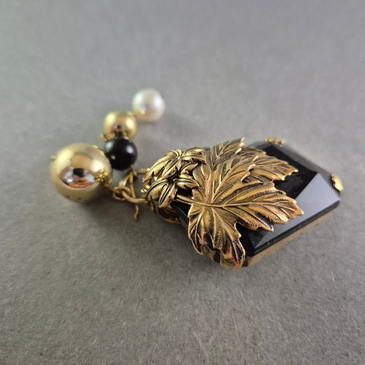 Vintage Brosche „Made in Germany“ – Goldfarbene Blätter mit Anhänger