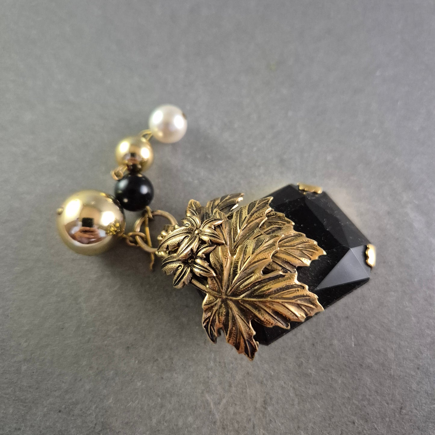 Vintage Brosche „Made in Germany“ – Goldfarbene Blätter mit Anhänger