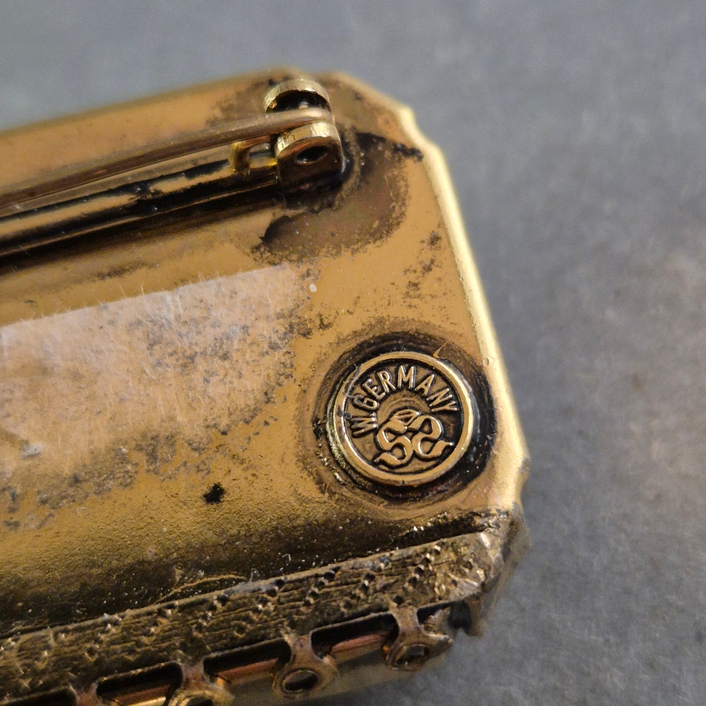 Vintage Brosche „Made in Germany“ – Goldfarbene Blätter mit Anhänger