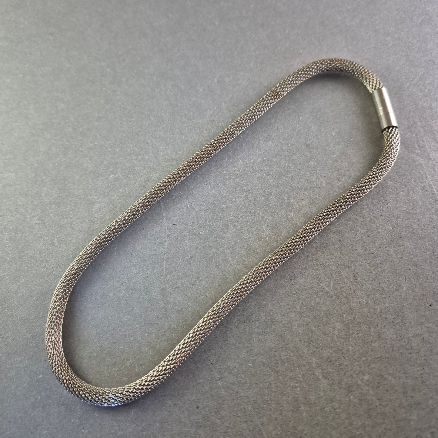 Schlichte Schlangenkette in Silberoptik – Flexibel und modern