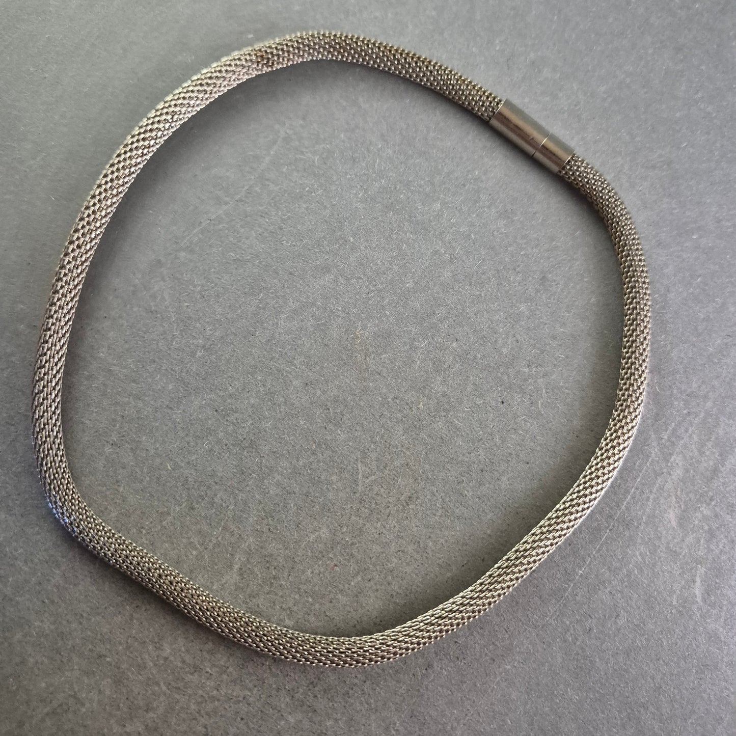 Schlichte Schlangenkette in Silberoptik – Flexibel und modern