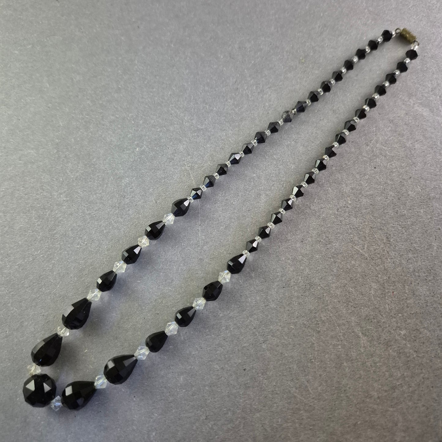 Schwarze Glasperlen Halskette – Facettiert mit Kristallakzenten