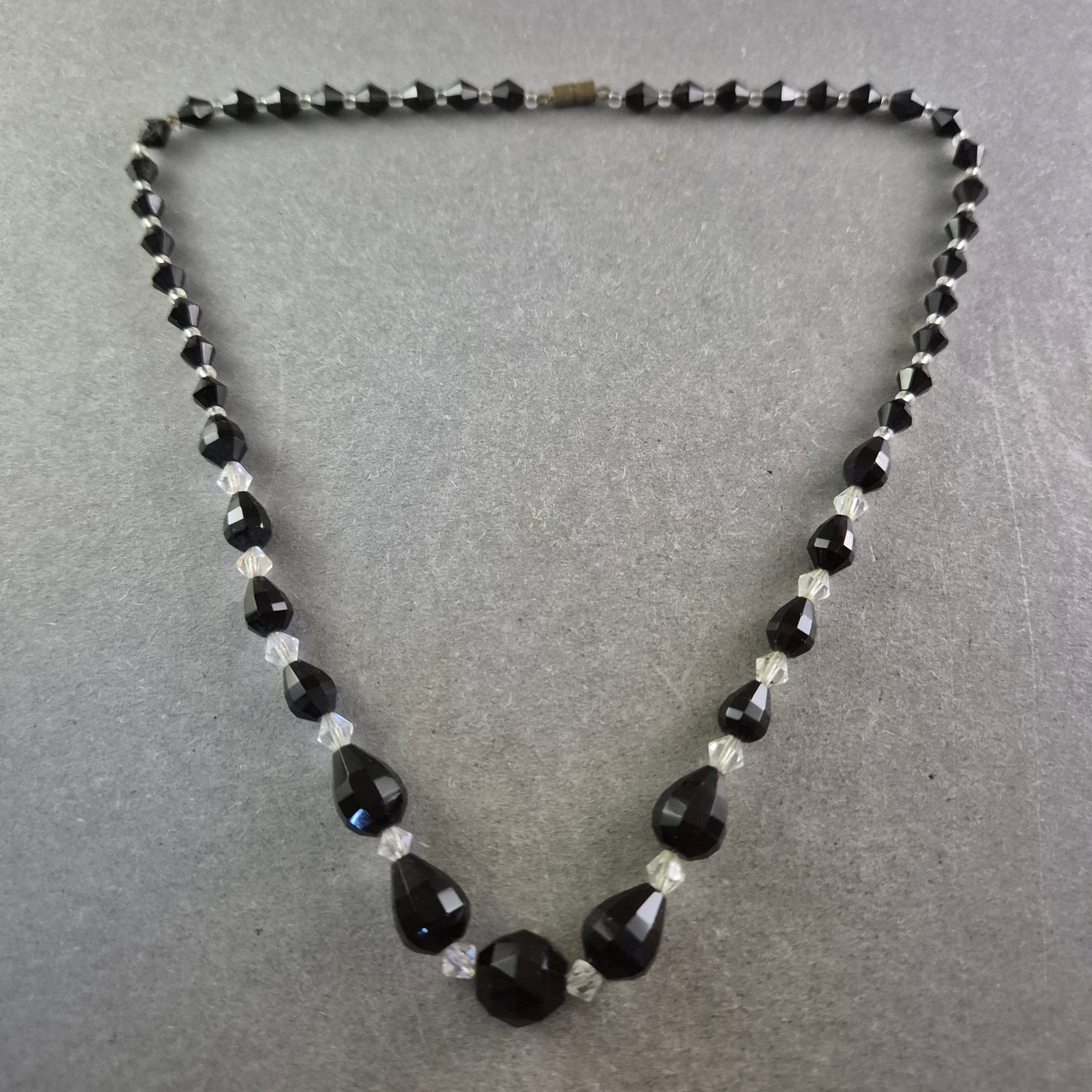 Schwarze Glasperlen Halskette – Facettiert mit Kristallakzenten