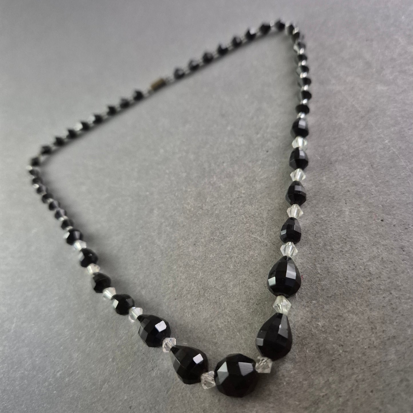Schwarze Glasperlen Halskette – Facettiert mit Kristallakzenten