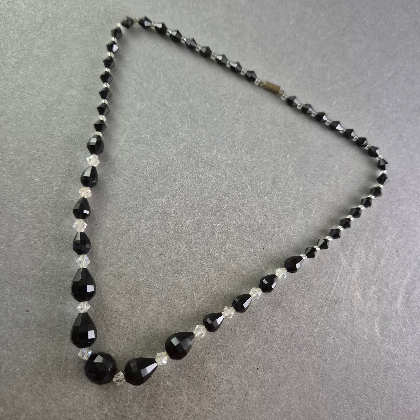Schwarze Glasperlen Halskette – Facettiert mit Kristallakzenten