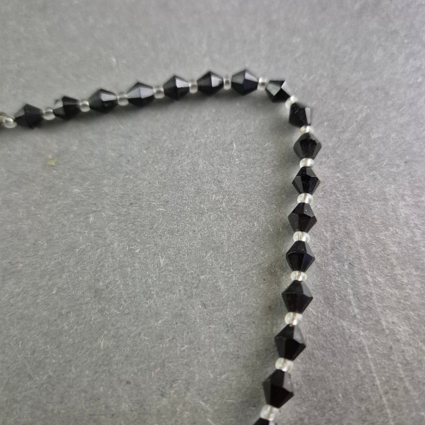 Schwarze Glasperlen Halskette – Facettiert mit Kristallakzenten