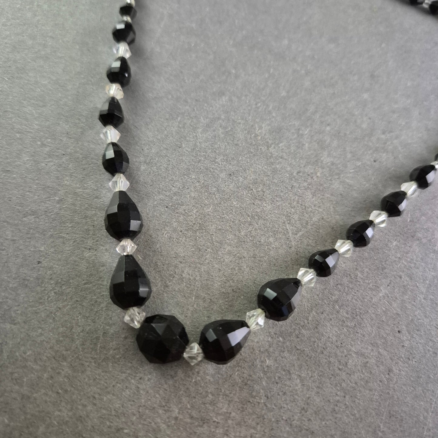 Schwarze Glasperlen Halskette – Facettiert mit Kristallakzenten