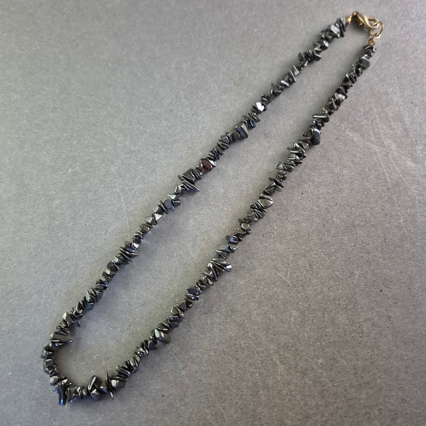 Halskette mit Hämatit-Splittern – Natursteinoptik in glänzendem Schwarz