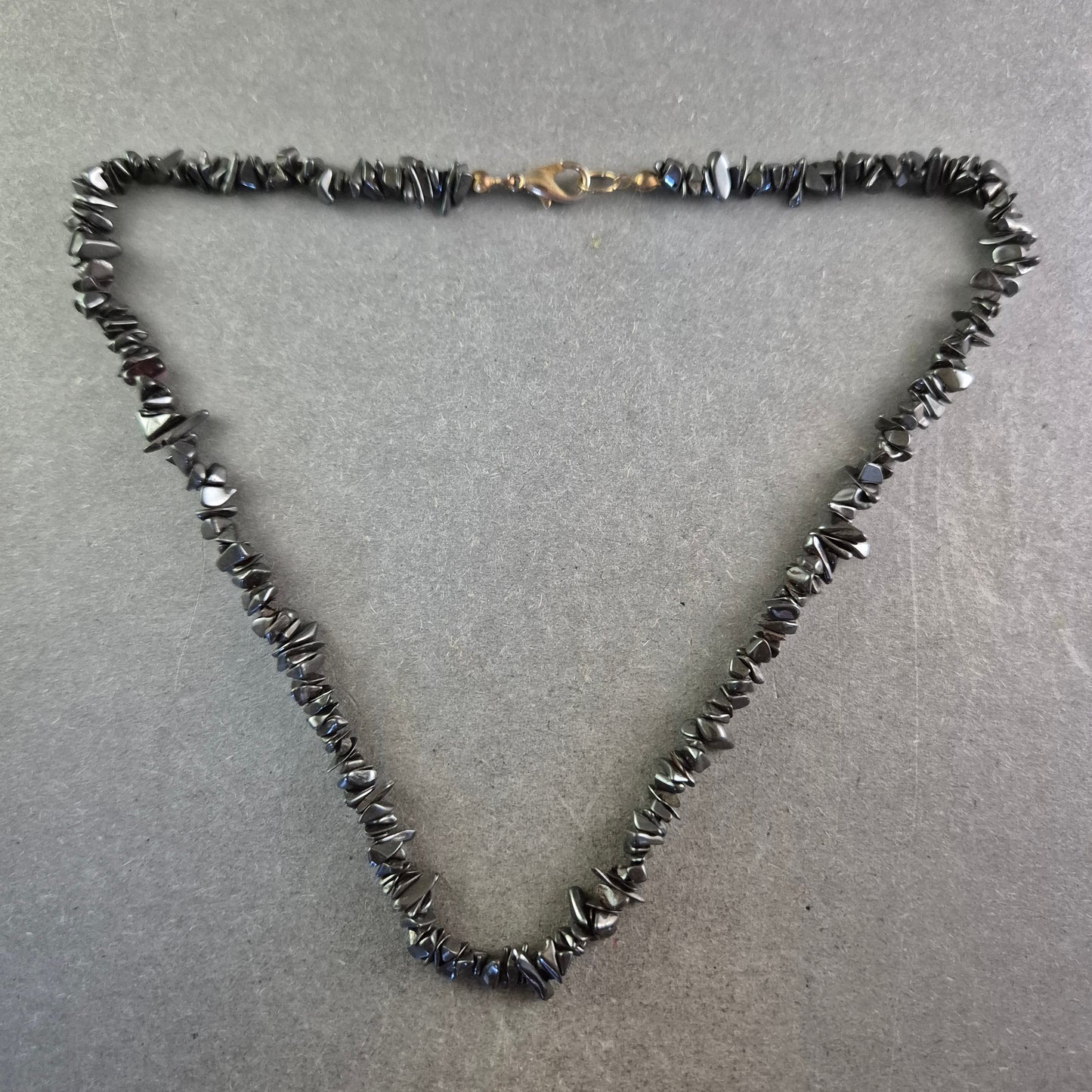 Halskette mit Hämatit-Splittern – Natursteinoptik in glänzendem Schwarz