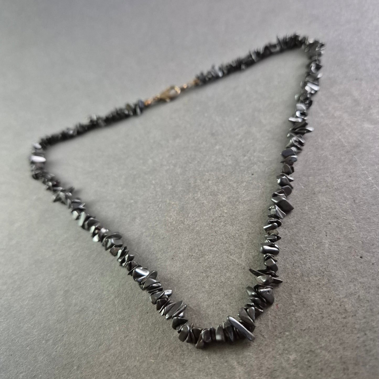 Halskette mit Hämatit-Splittern – Natursteinoptik in glänzendem Schwarz