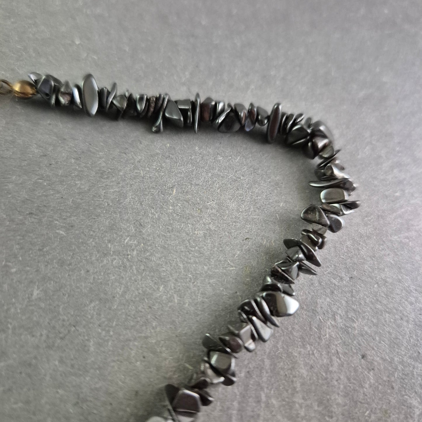 Halskette mit Hämatit-Splittern – Natursteinoptik in glänzendem Schwarz