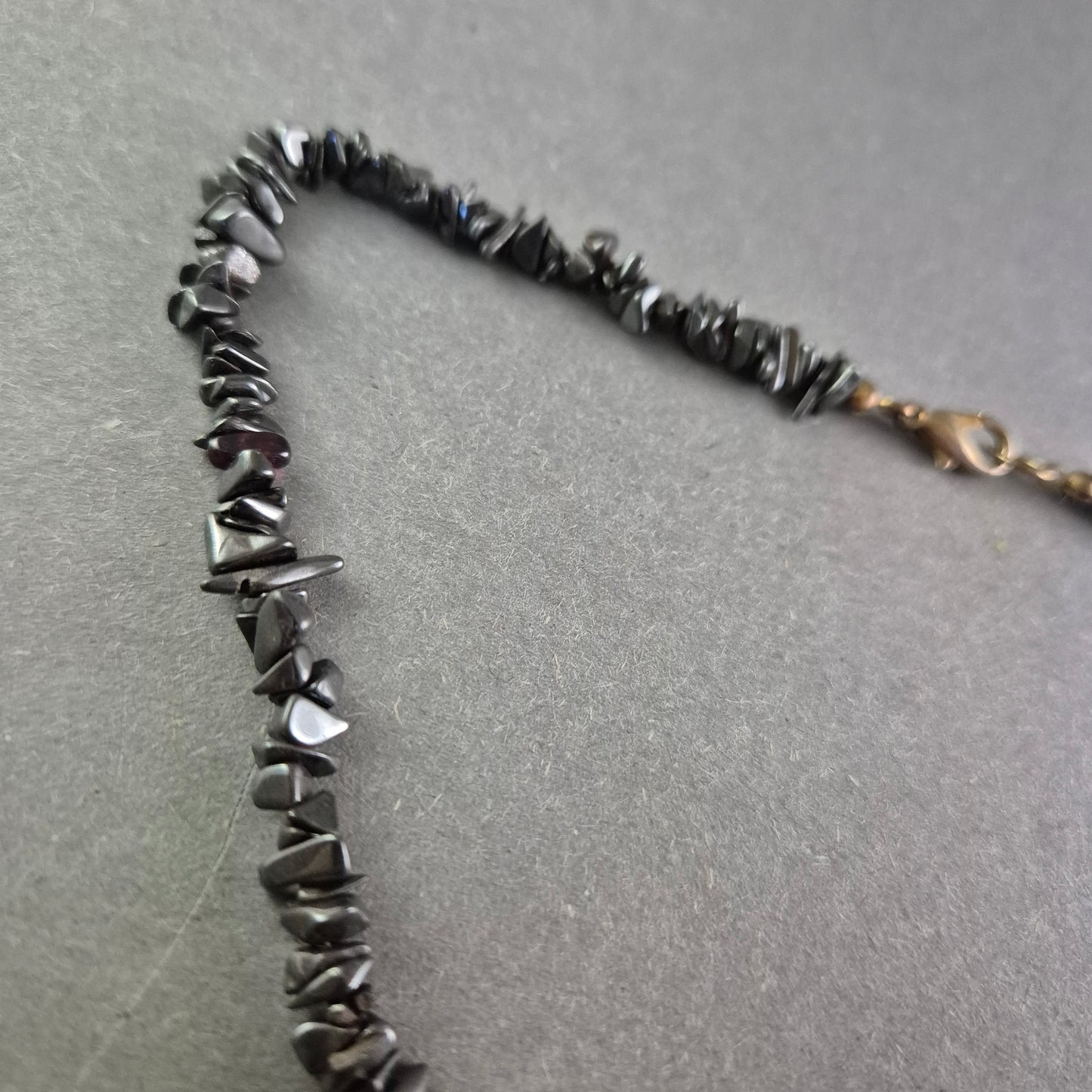 Halskette mit Hämatit-Splittern – Natursteinoptik in glänzendem Schwarz