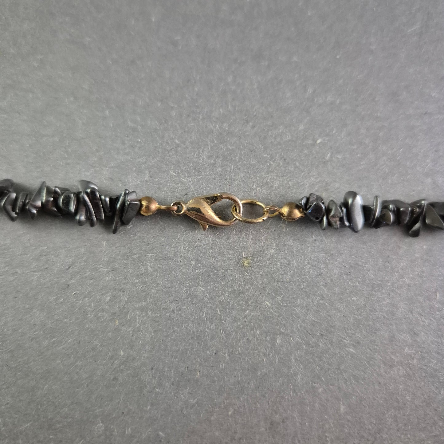 Halskette mit Hämatit-Splittern – Natursteinoptik in glänzendem Schwarz