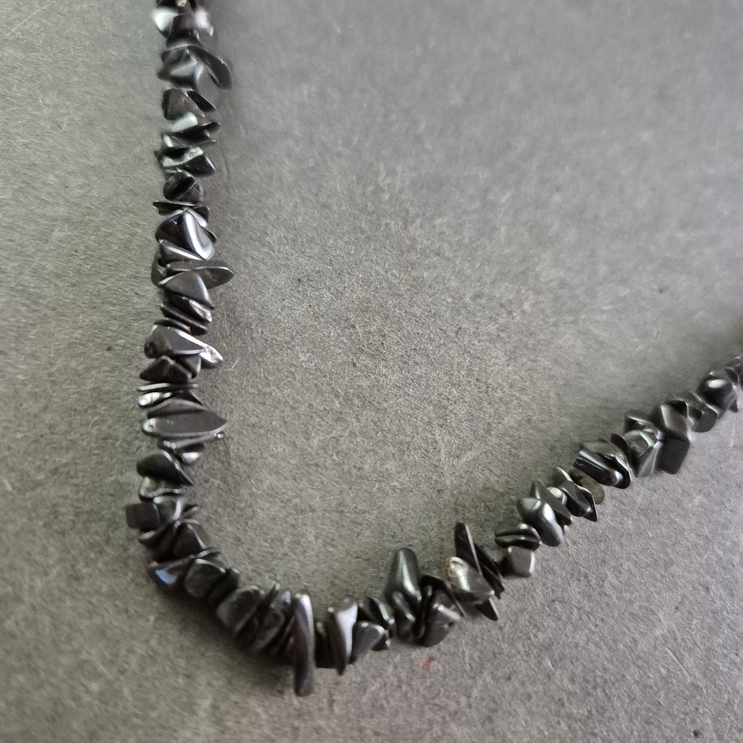 Halskette mit Hämatit-Splittern – Natursteinoptik in glänzendem Schwarz