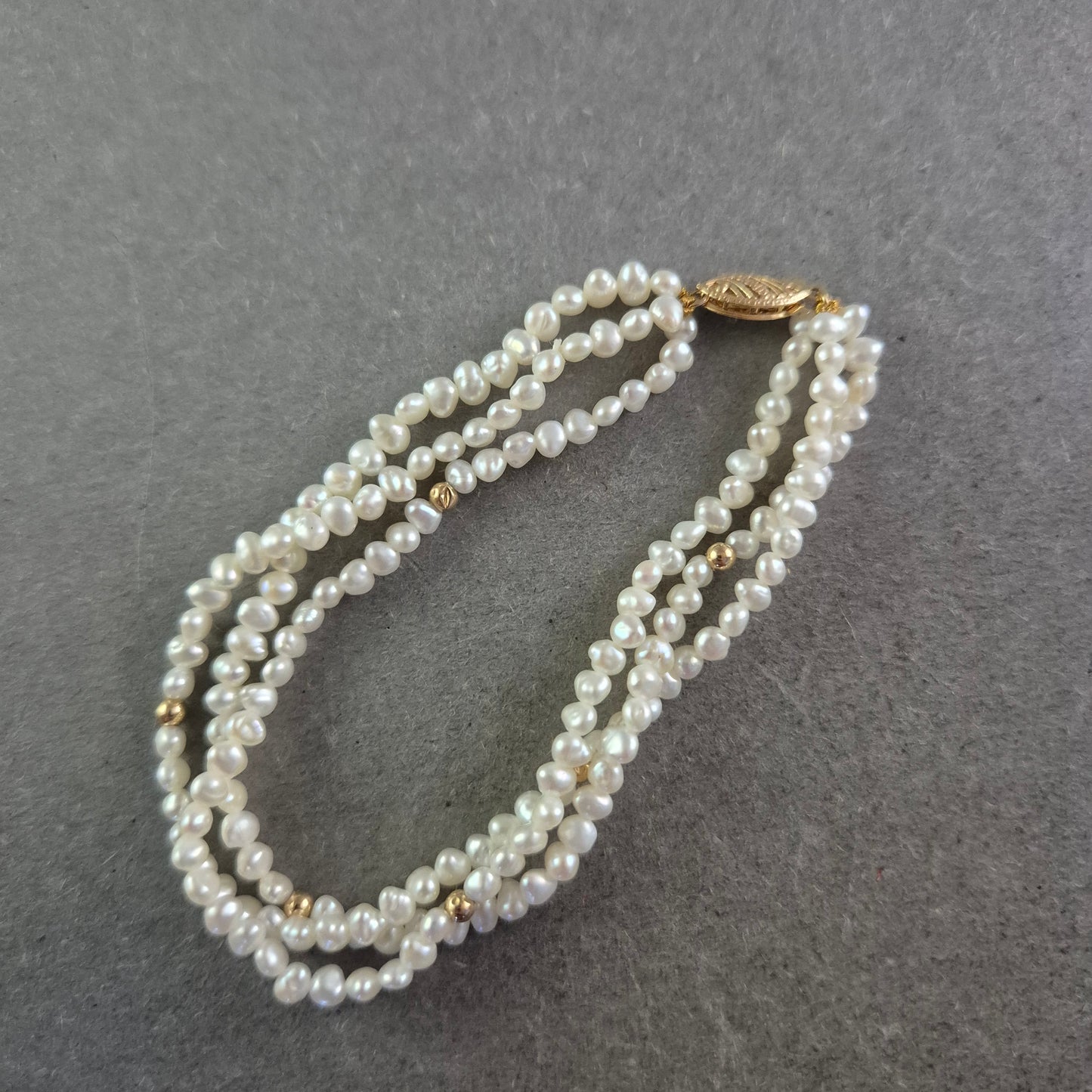 Elegantes Perlen Armband – Dreireihig mit goldfarbenem Verschluss