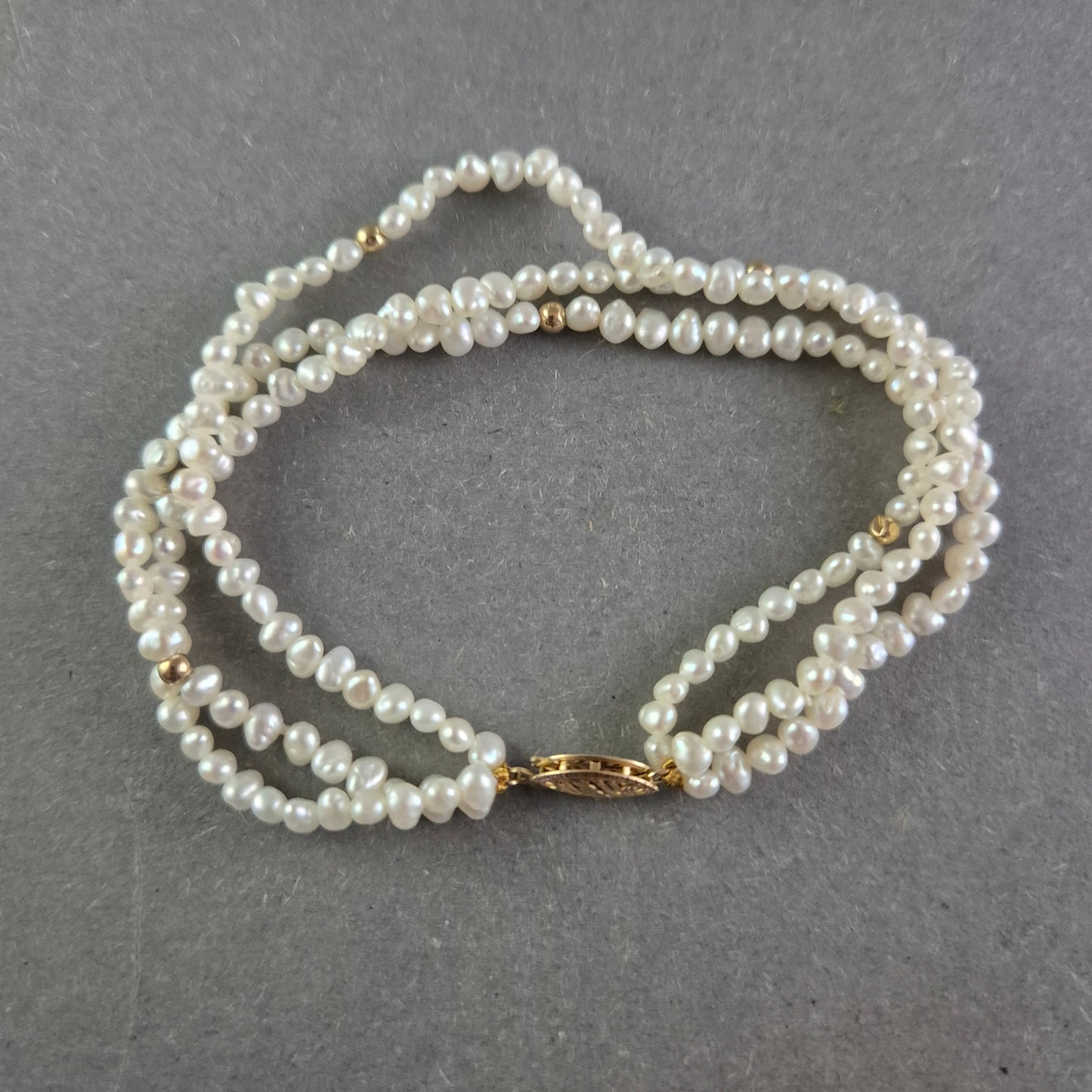 Elegantes Perlen Armband – Dreireihig mit goldfarbenem Verschluss