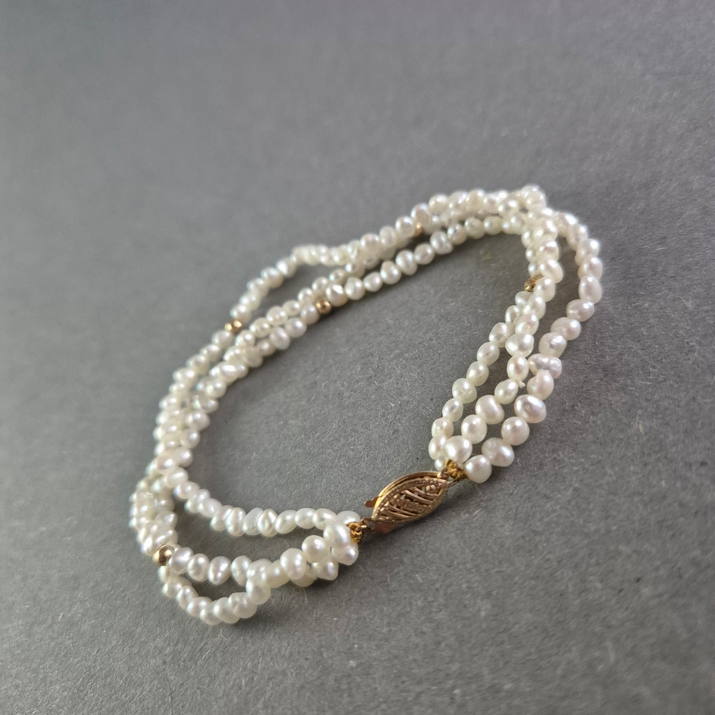 Elegantes Perlen Armband – Dreireihig mit goldfarbenem Verschluss