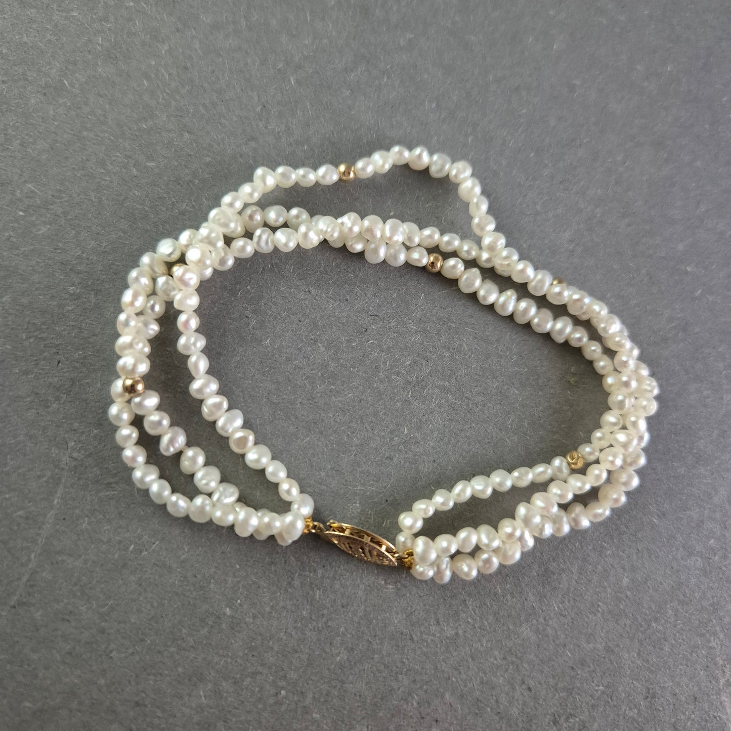 Elegantes Perlen Armband – Dreireihig mit goldfarbenem Verschluss