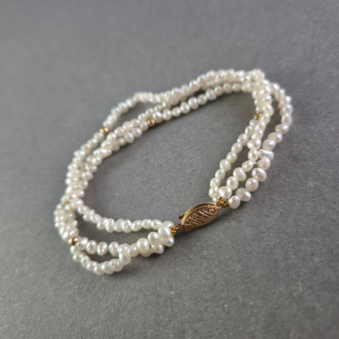 Elegantes Perlen Armband – Dreireihig mit goldfarbenem Verschluss