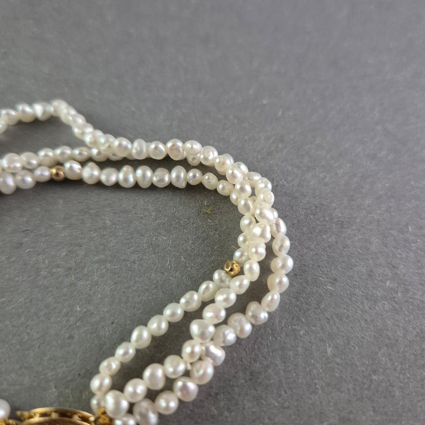 Elegantes Perlen Armband – Dreireihig mit goldfarbenem Verschluss