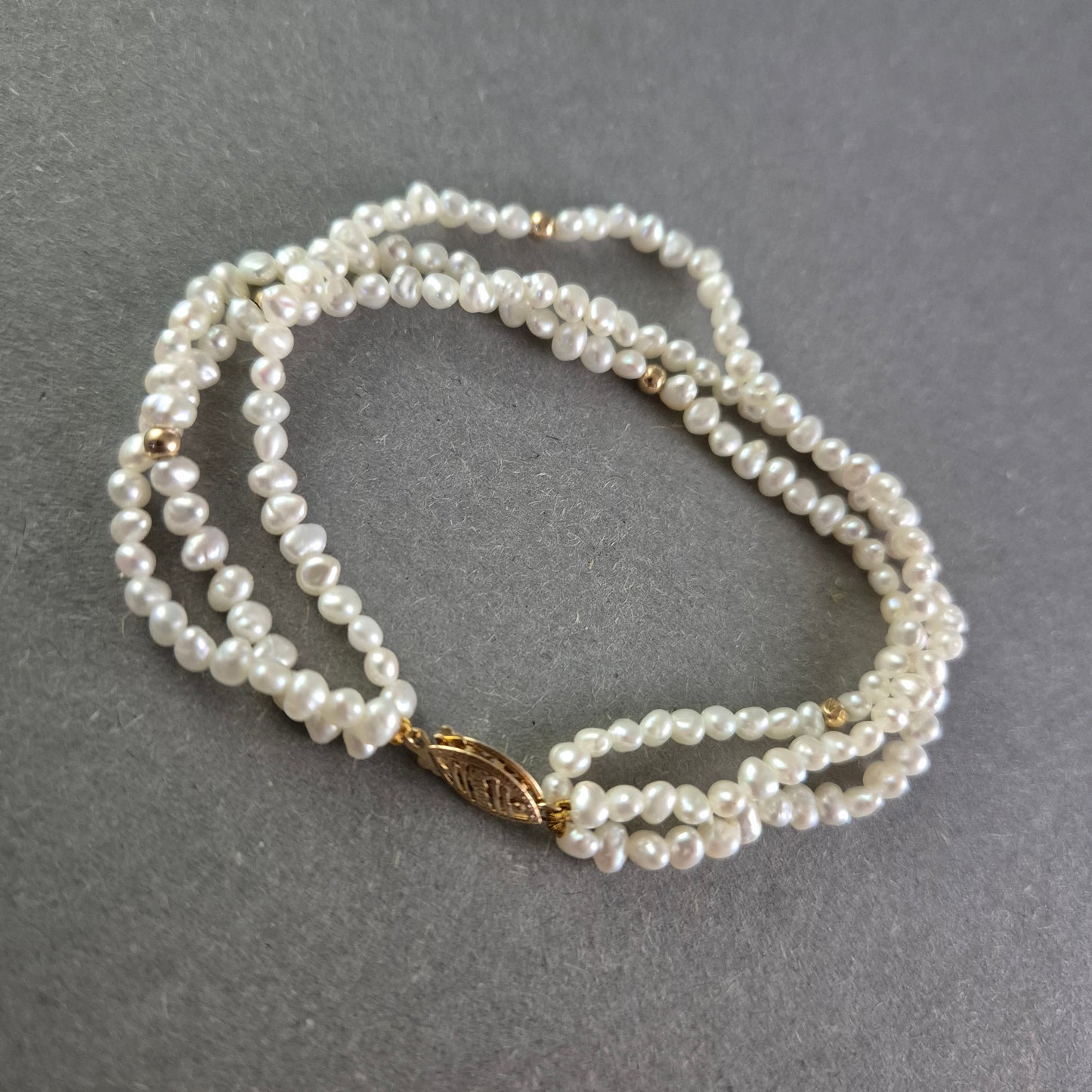 Elegantes Perlen Armband – Dreireihig mit goldfarbenem Verschluss