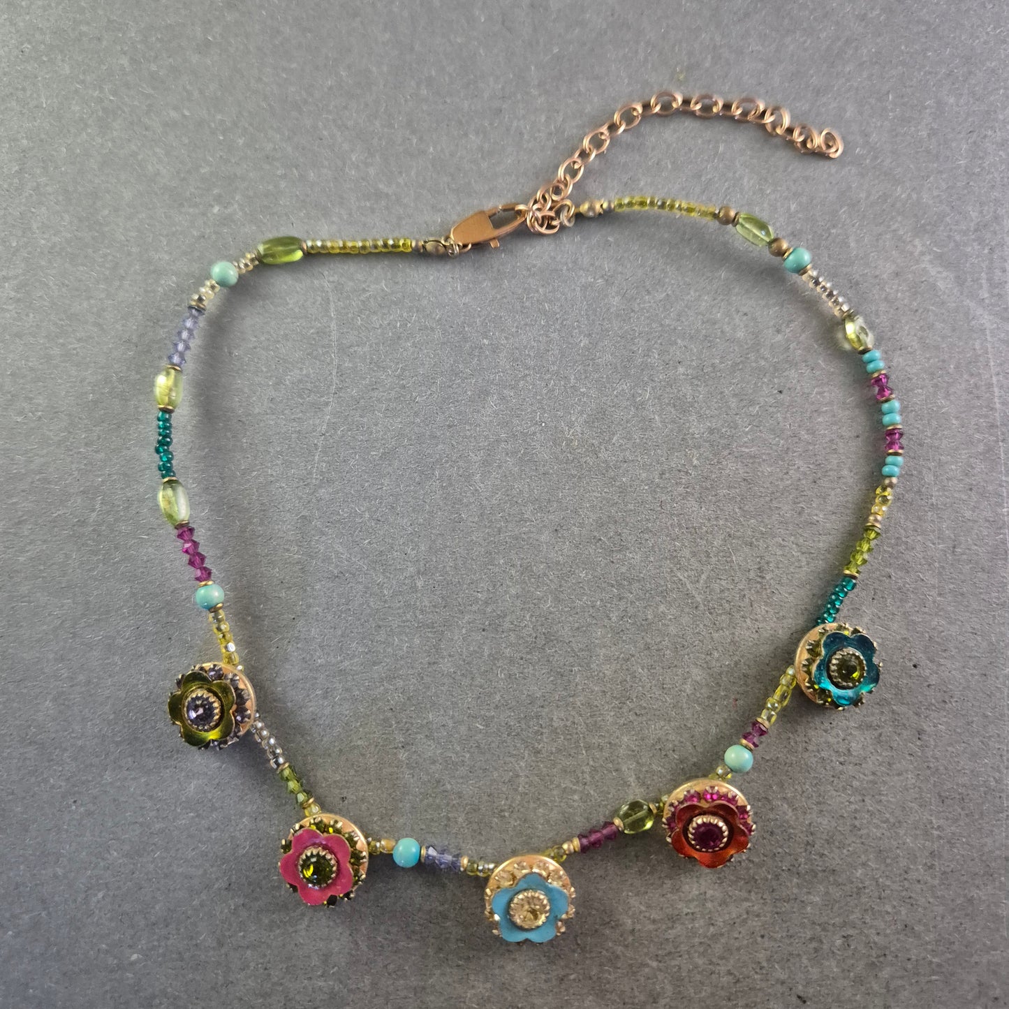 Bunte Damen Kette mit Blumenanhängern – Verspieltes Design