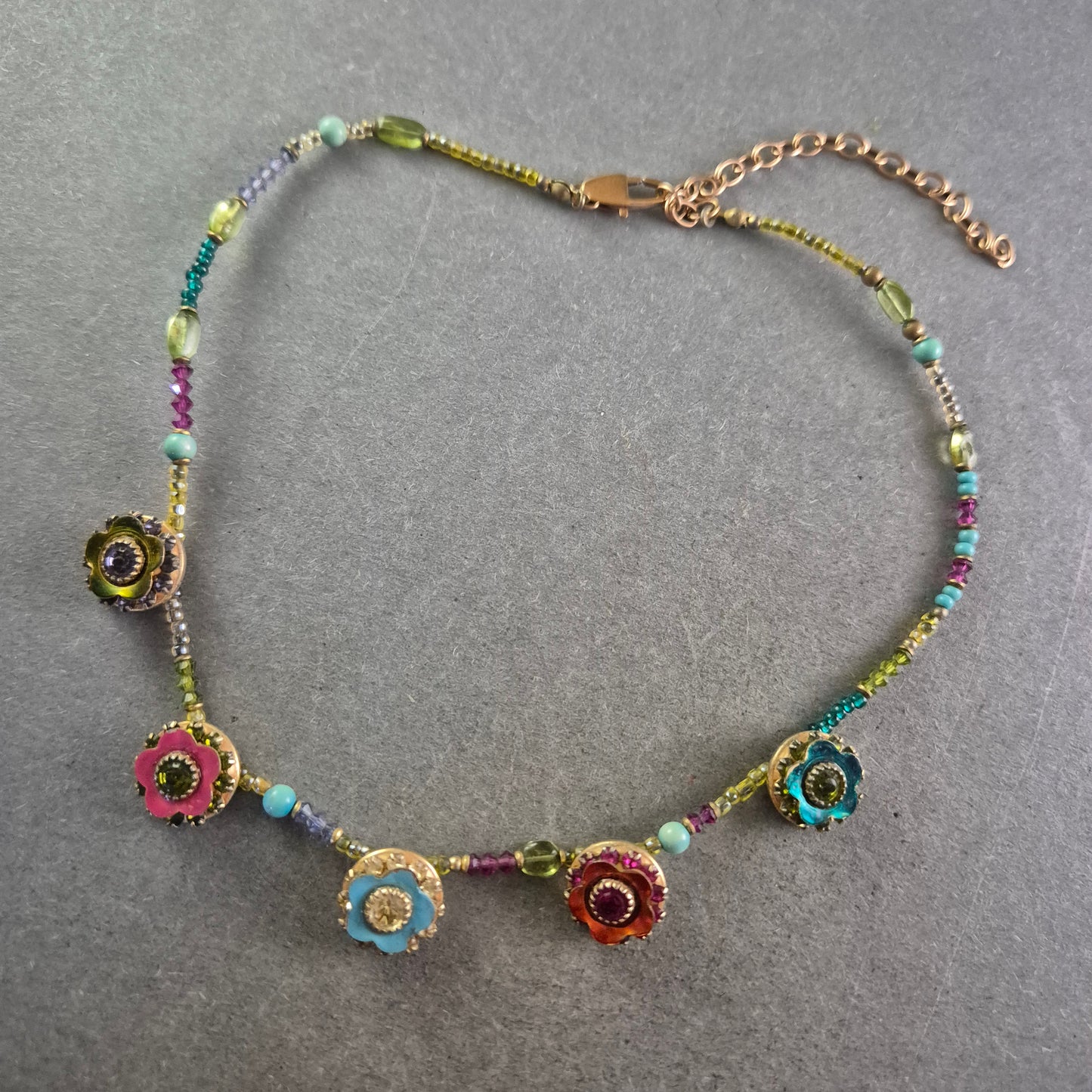 Bunte Damen Kette mit Blumenanhängern – Verspieltes Design