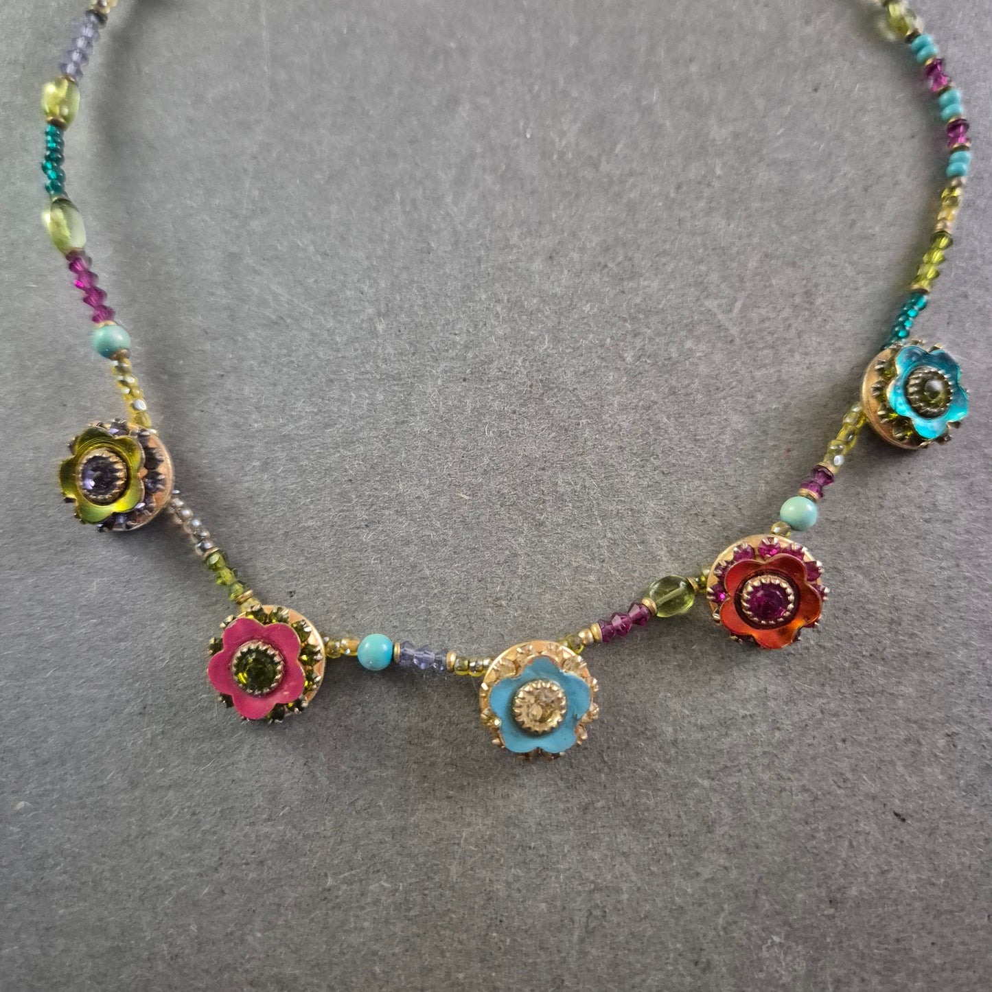 Bunte Damen Kette mit Blumenanhängern – Verspieltes Design