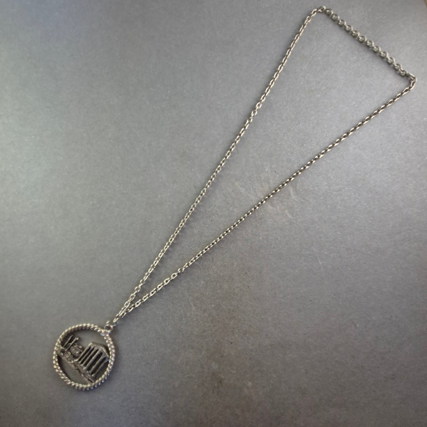 Silberfarbene Kette mit Anhänger – Antikes Tempelmotiv