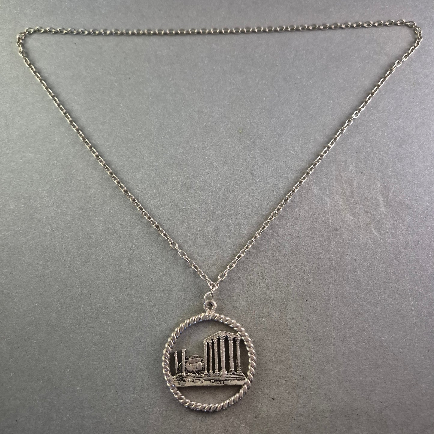 Silberfarbene Kette mit Anhänger – Antikes Tempelmotiv