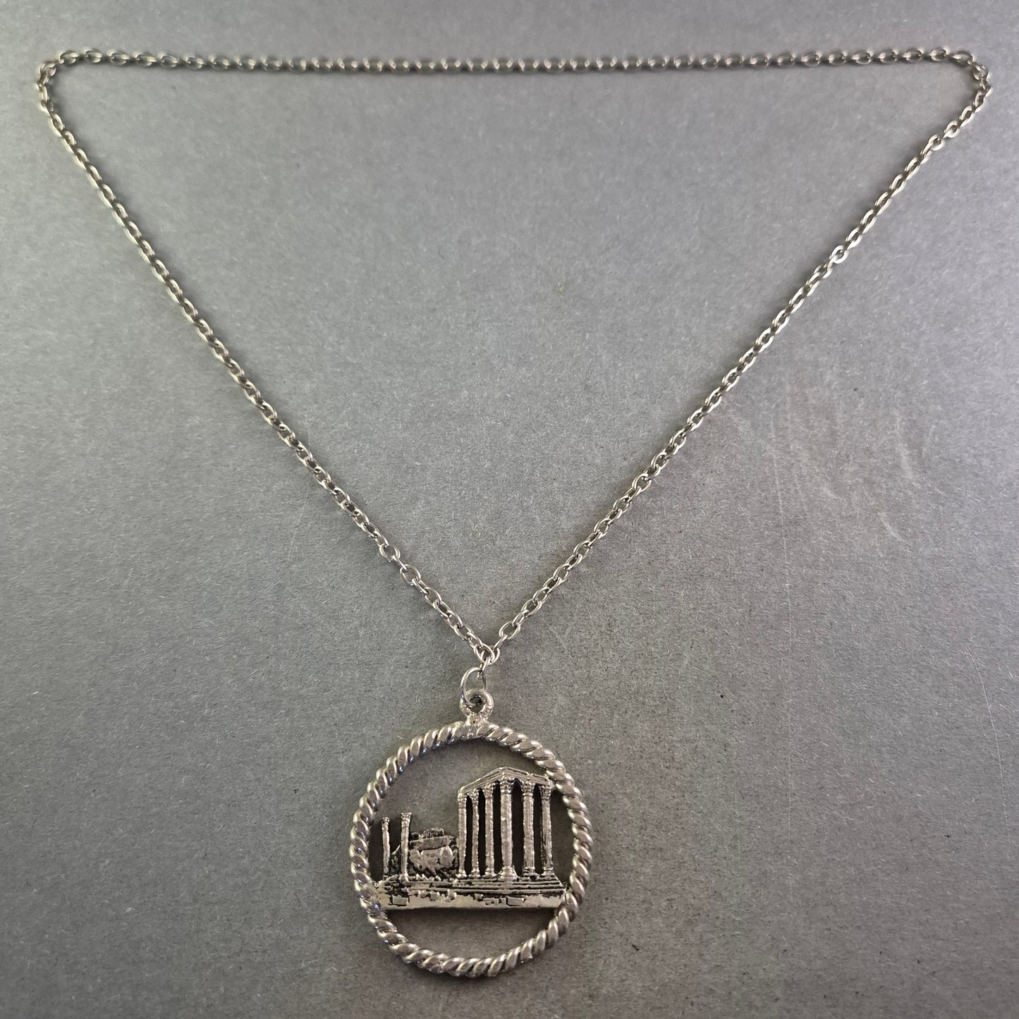 Silberfarbene Kette mit Anhänger – Antikes Tempelmotiv
