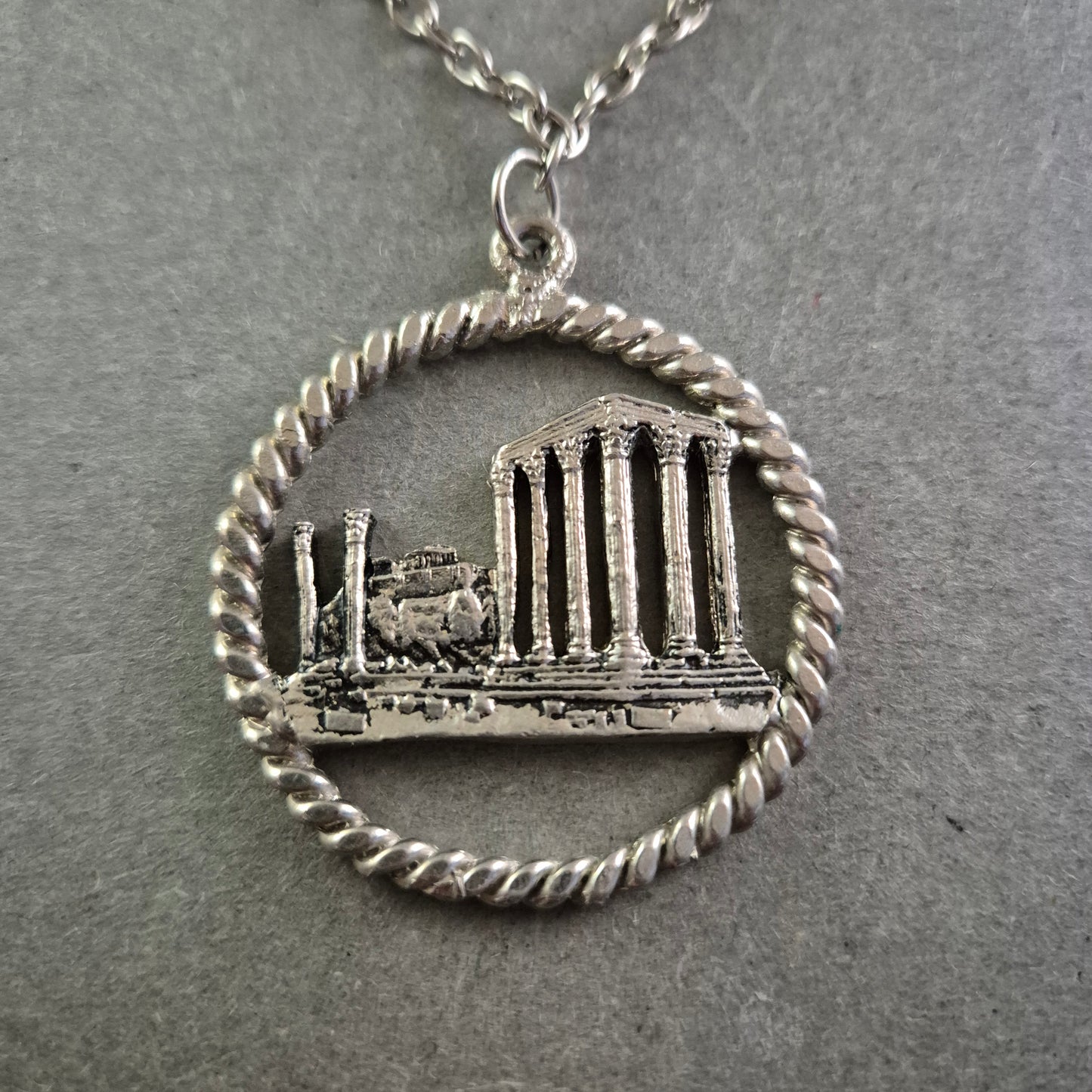 Silberfarbene Kette mit Anhänger – Antikes Tempelmotiv