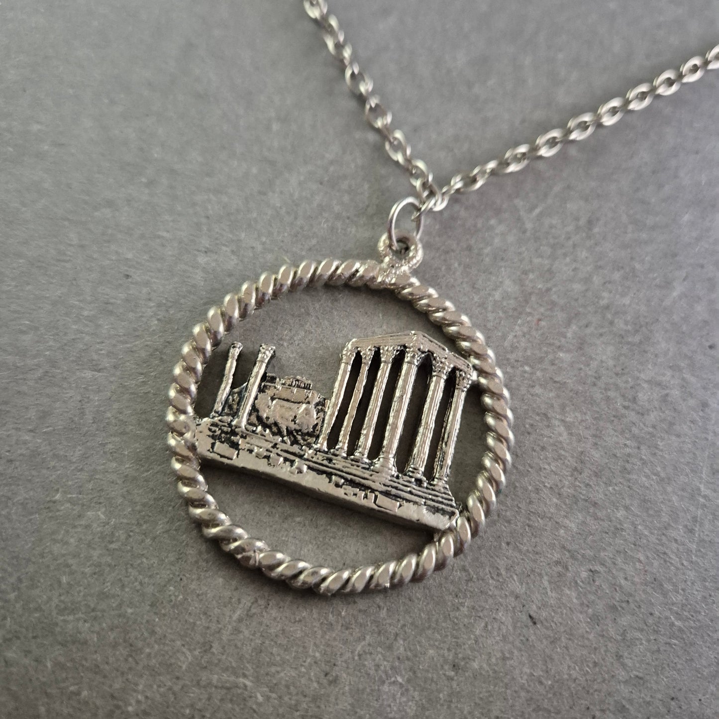 Silberfarbene Kette mit Anhänger – Antikes Tempelmotiv