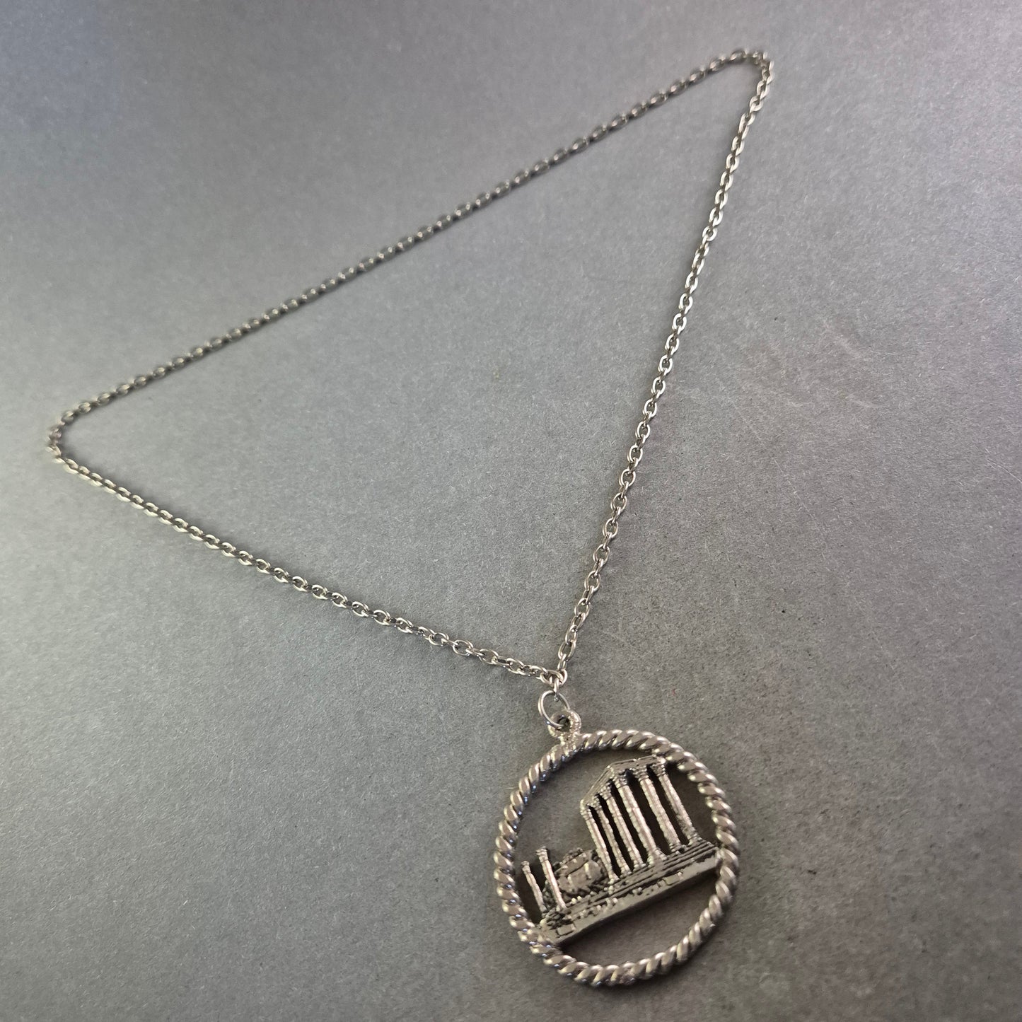 Silberfarbene Kette mit Anhänger – Antikes Tempelmotiv