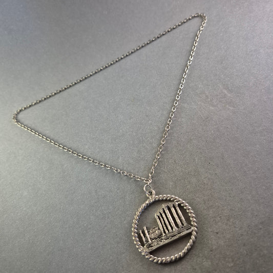Silberfarbene Kette mit Anhänger – Antikes Tempelmotiv