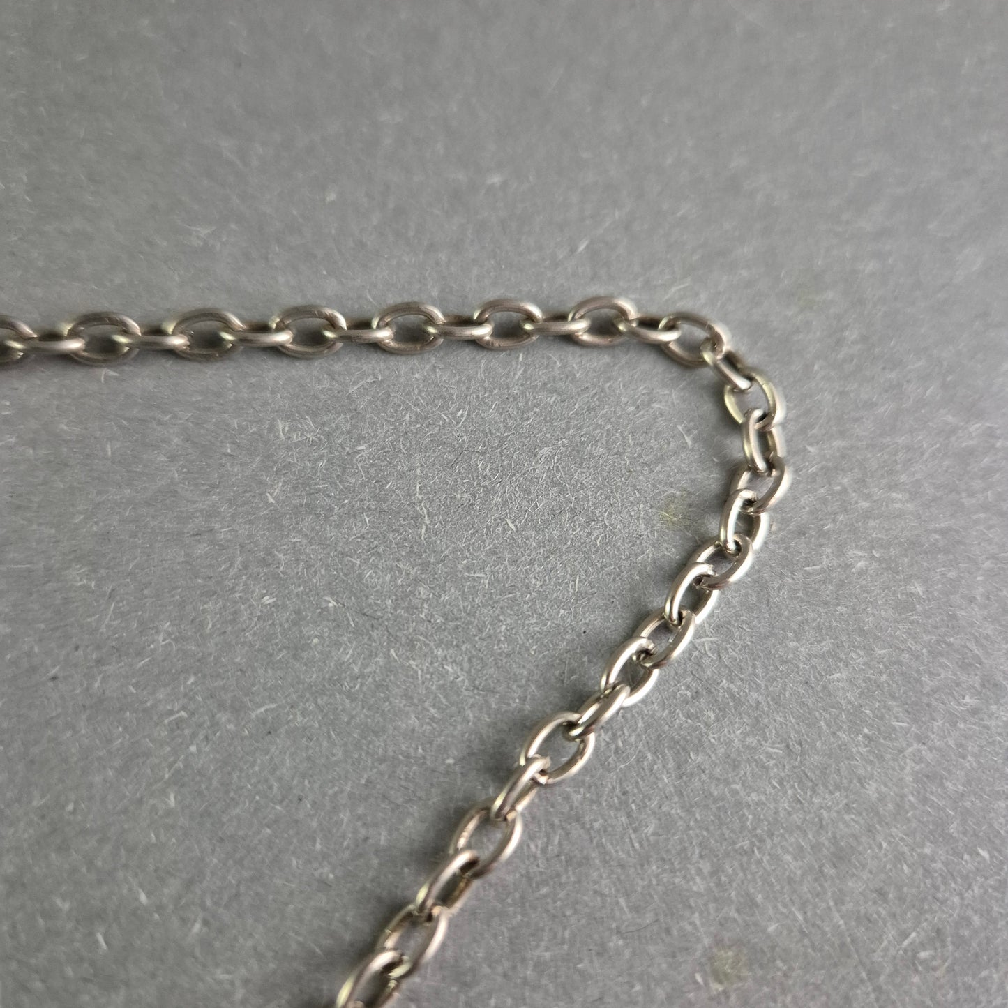 Silberfarbene Kette mit Anhänger – Antikes Tempelmotiv