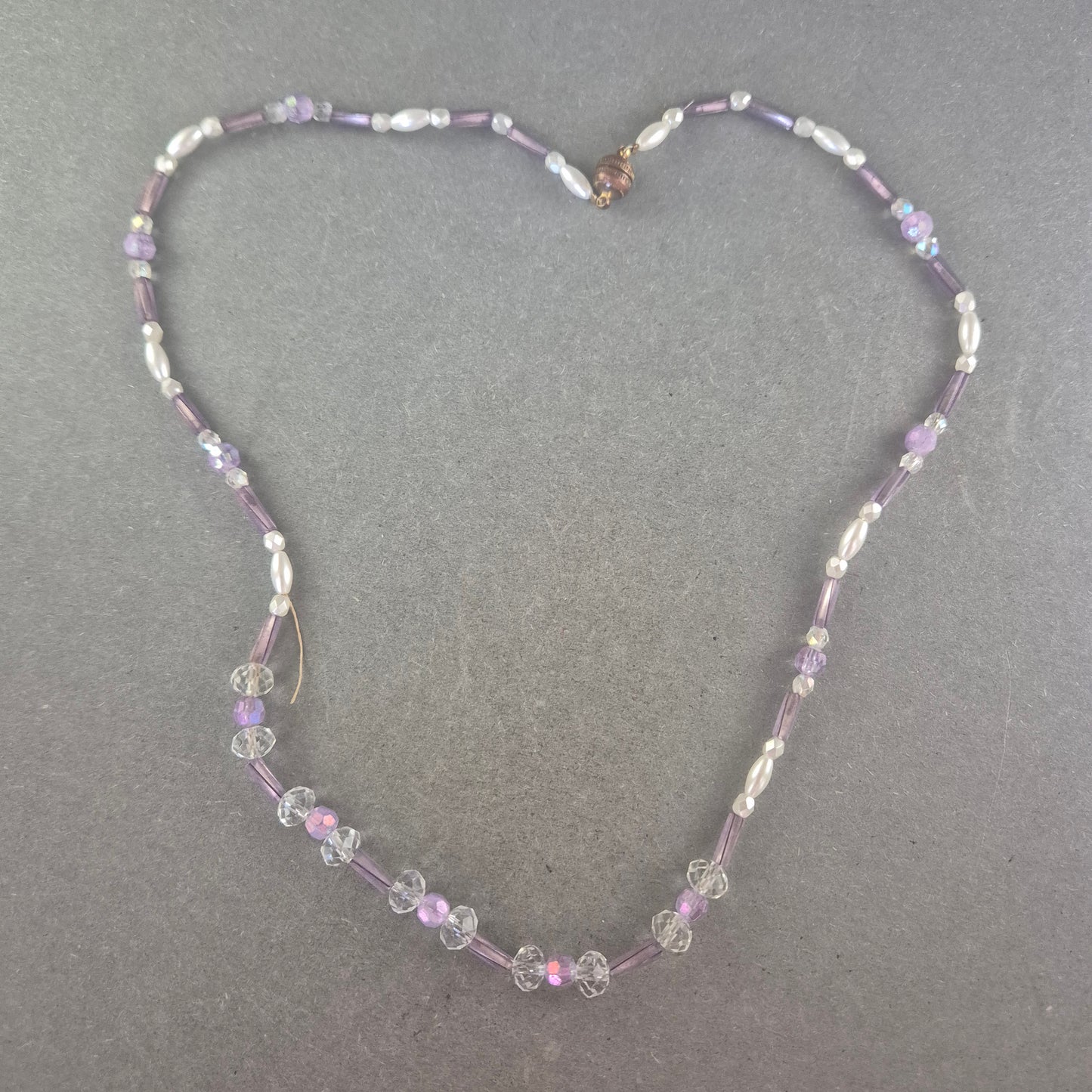 Zarte Perlenkette mit Glasperlen – Eleganter Look in Lila und Weiß