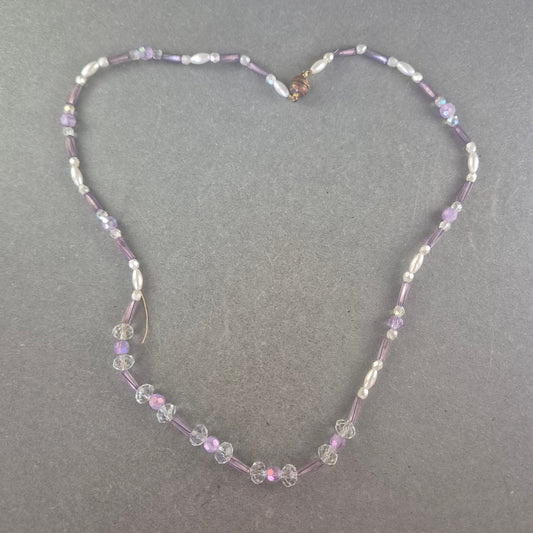 Zarte Perlenkette mit Glasperlen – Eleganter Look in Lila und Weiß