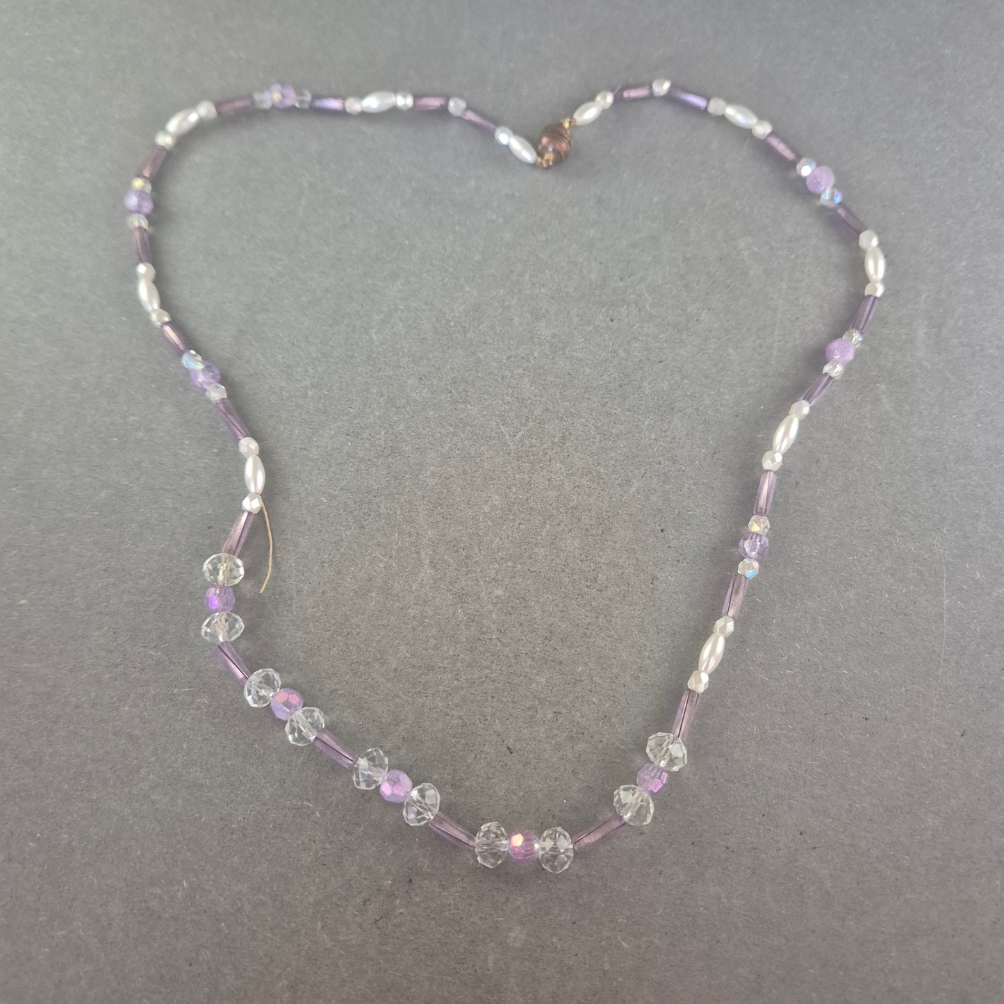 Zarte Perlenkette mit Glasperlen – Eleganter Look in Lila und Weiß