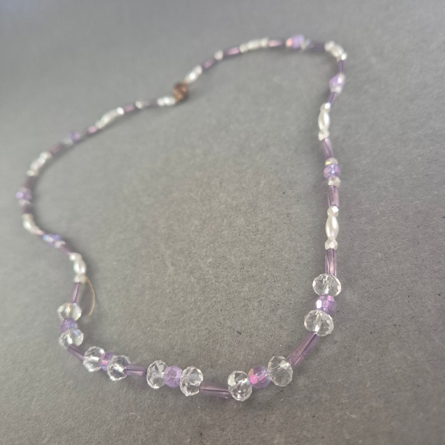 Zarte Perlenkette mit Glasperlen – Eleganter Look in Lila und Weiß