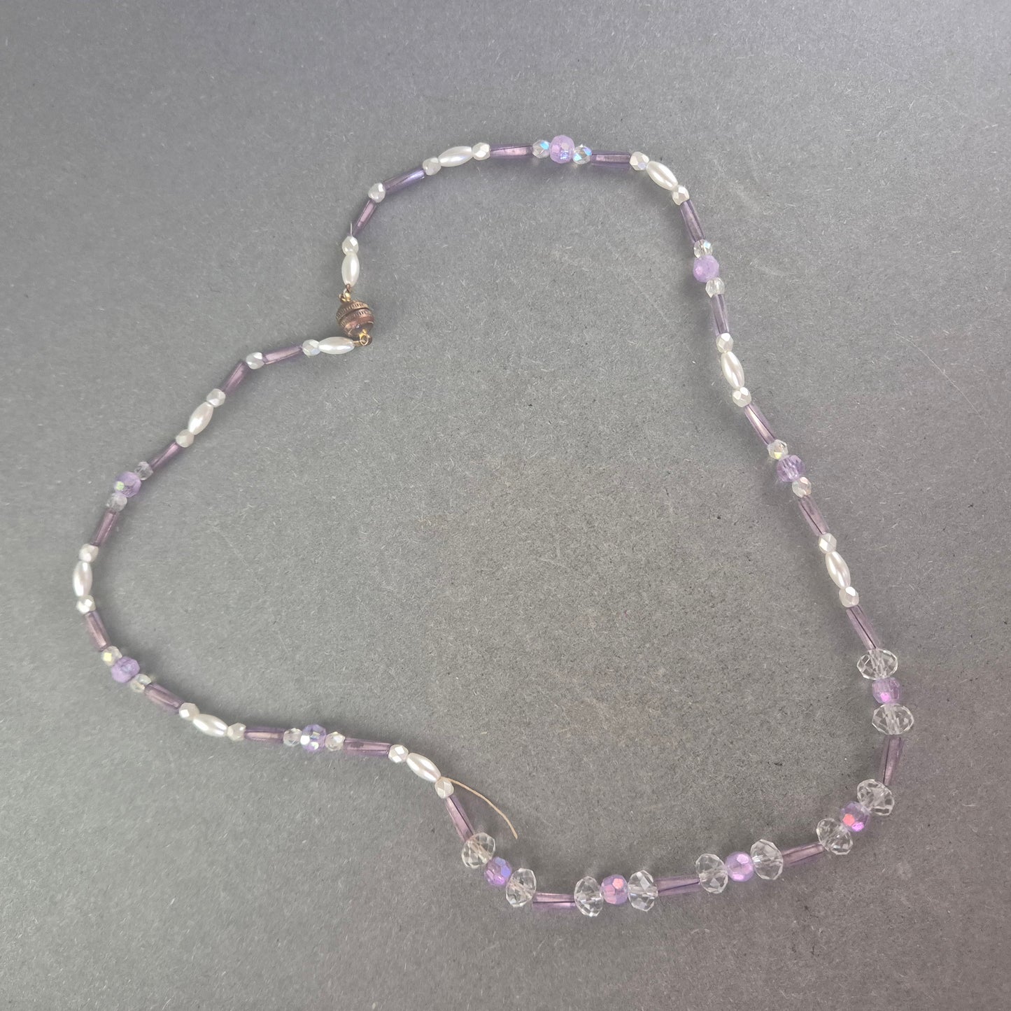 Zarte Perlenkette mit Glasperlen – Eleganter Look in Lila und Weiß