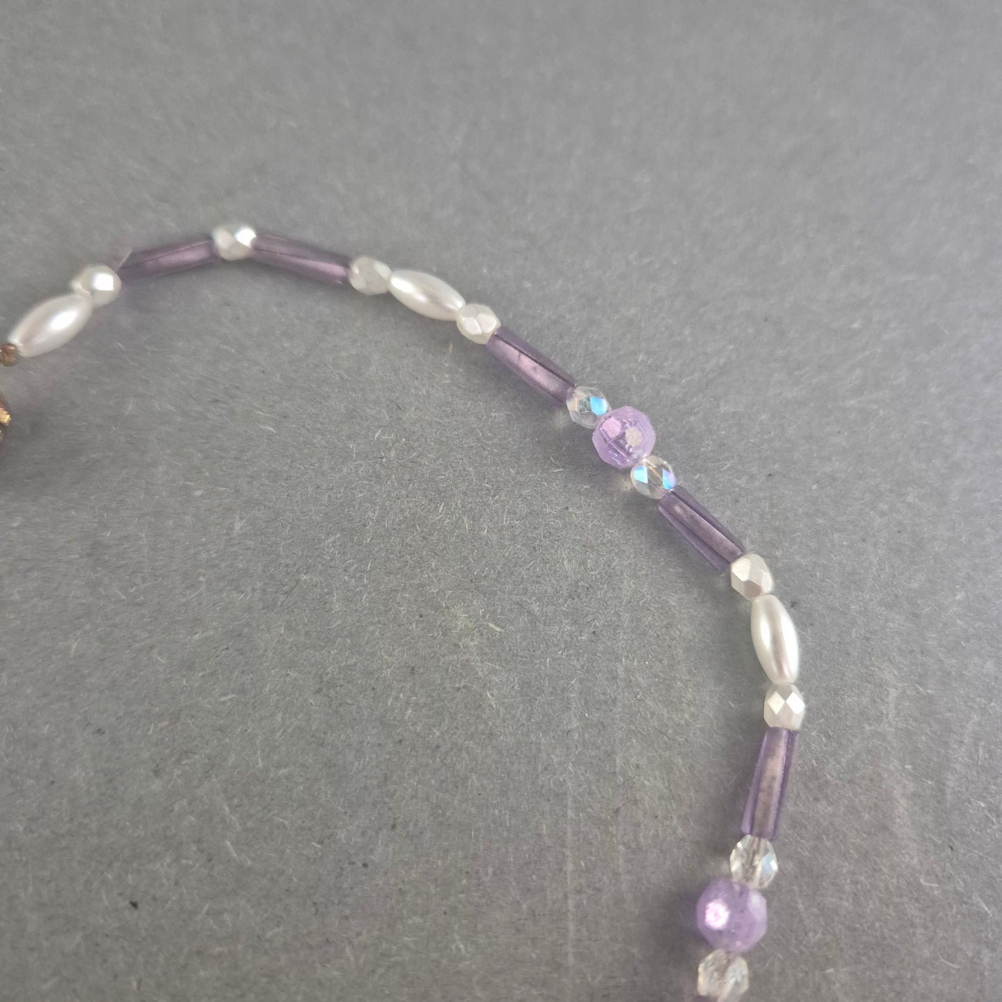 Zarte Perlenkette mit Glasperlen – Eleganter Look in Lila und Weiß