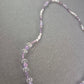 Zarte Perlenkette mit Glasperlen – Eleganter Look in Lila und Weiß