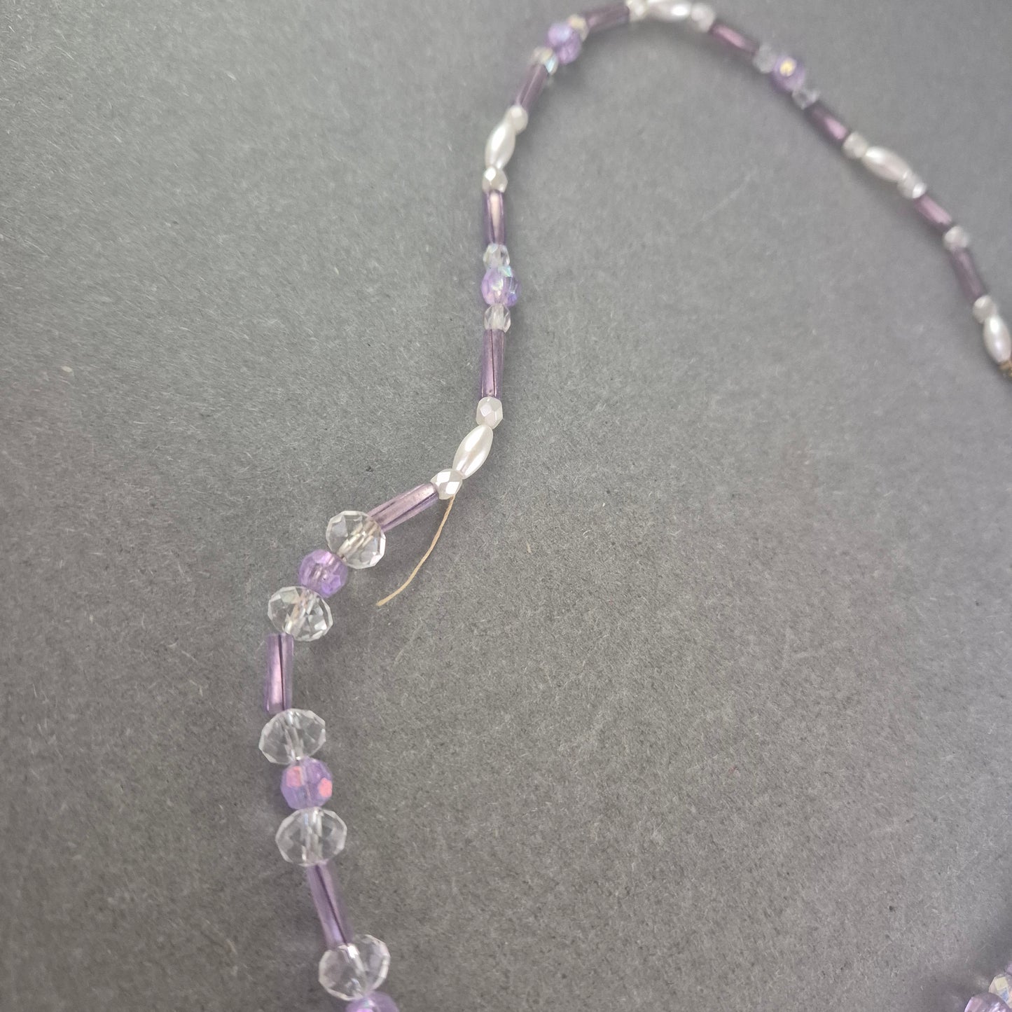Zarte Perlenkette mit Glasperlen – Eleganter Look in Lila und Weiß