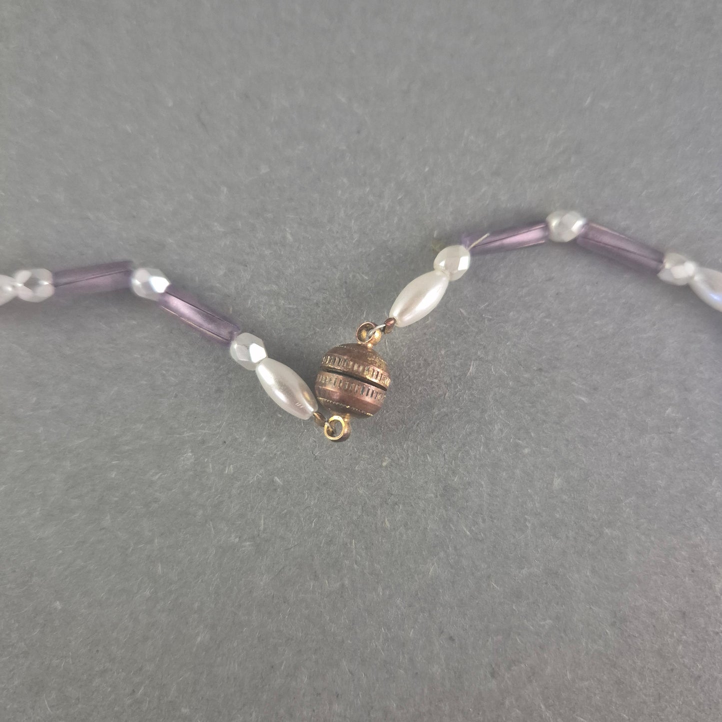 Zarte Perlenkette mit Glasperlen – Eleganter Look in Lila und Weiß