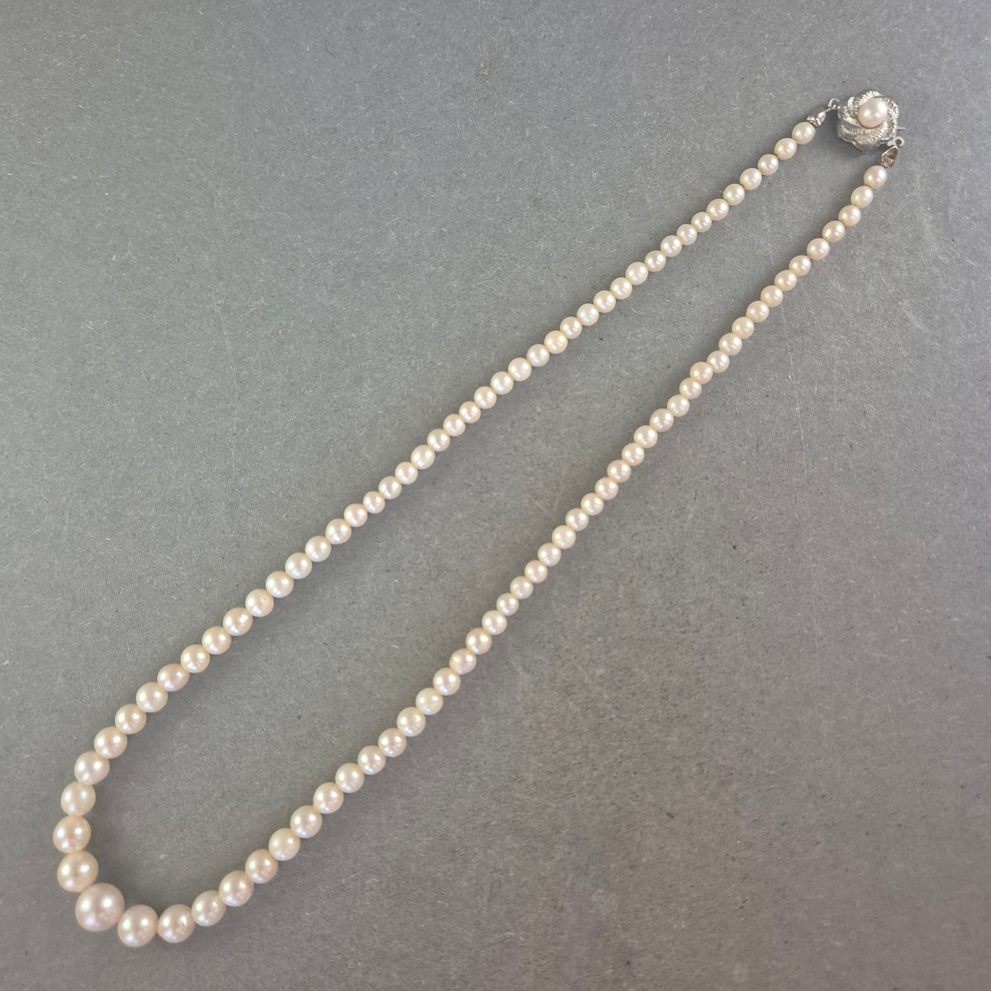 Elegante Perlenkette mit 835er Silberverschluss – Klassisch und zeitlos